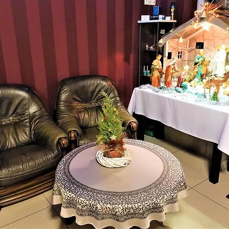 Hotel Dwor Maria Antonina Strzyżów Esterno foto