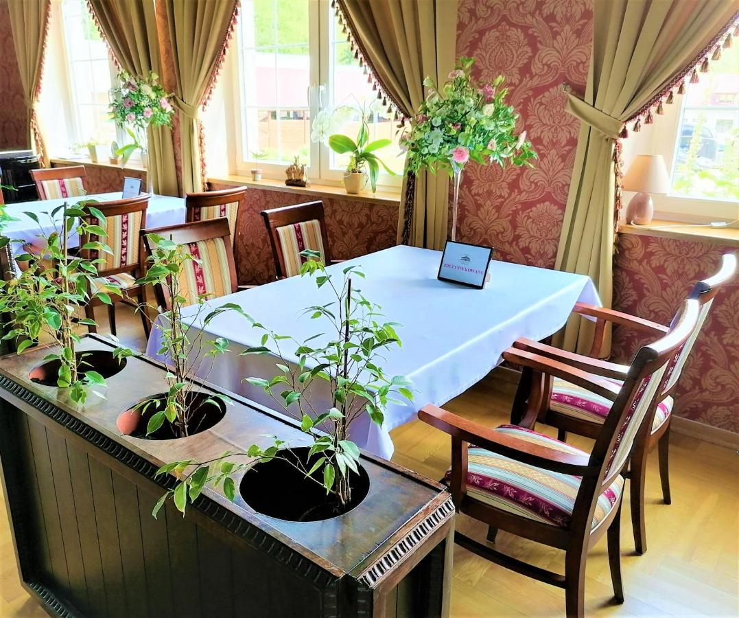 Hotel Dwor Maria Antonina Strzyżów Esterno foto