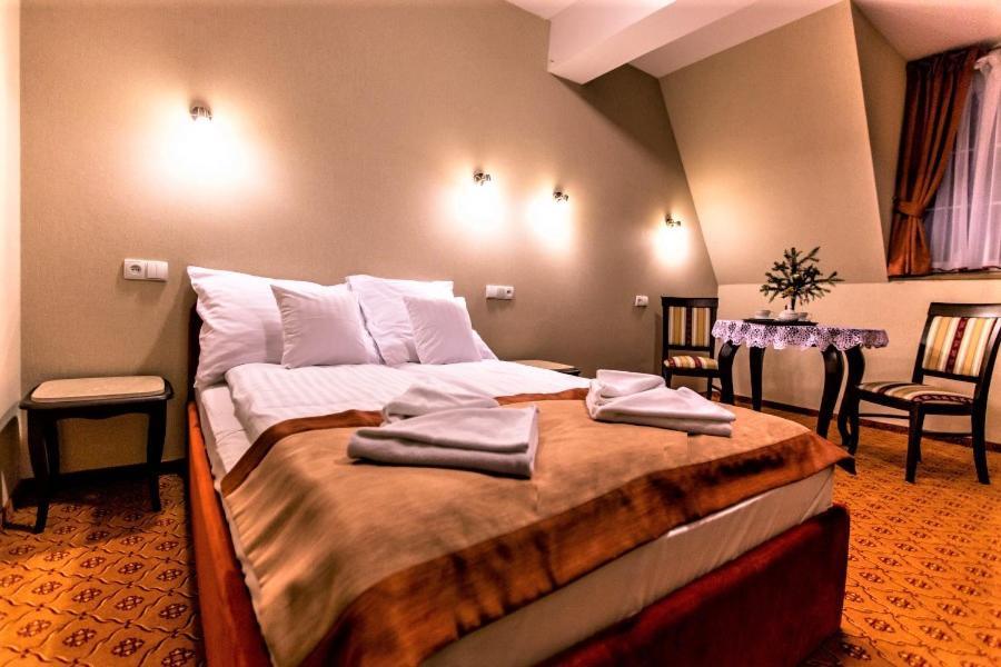 Hotel Dwor Maria Antonina Strzyżów Esterno foto