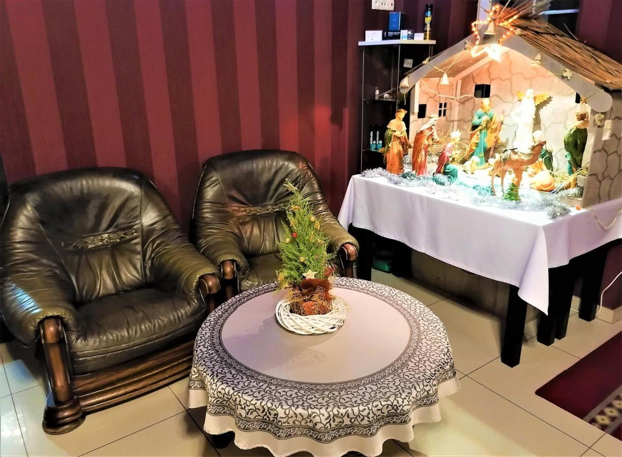 Hotel Dwor Maria Antonina Strzyżów Esterno foto