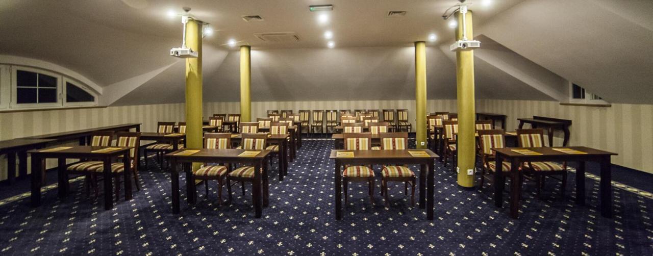 Hotel Dwor Maria Antonina Strzyżów Esterno foto