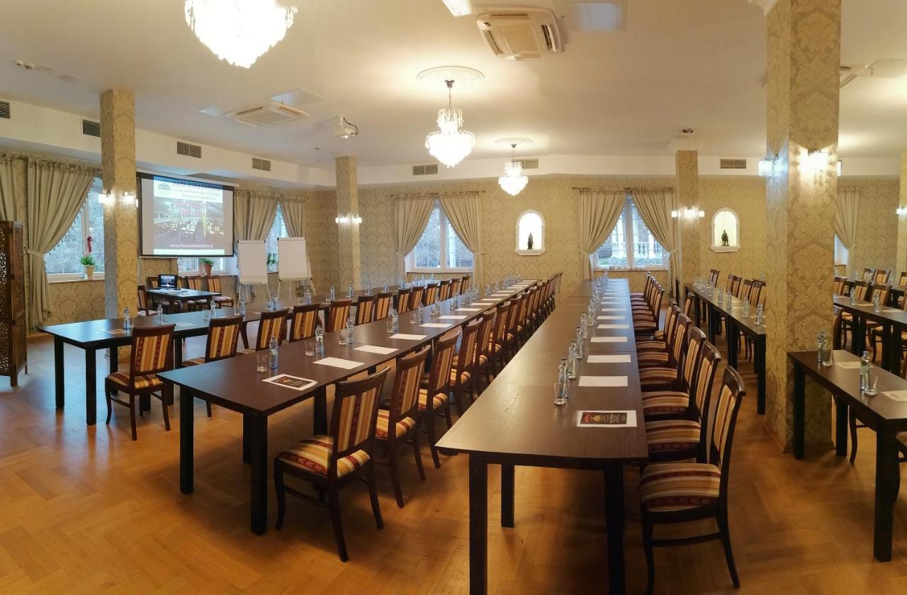Hotel Dwor Maria Antonina Strzyżów Esterno foto