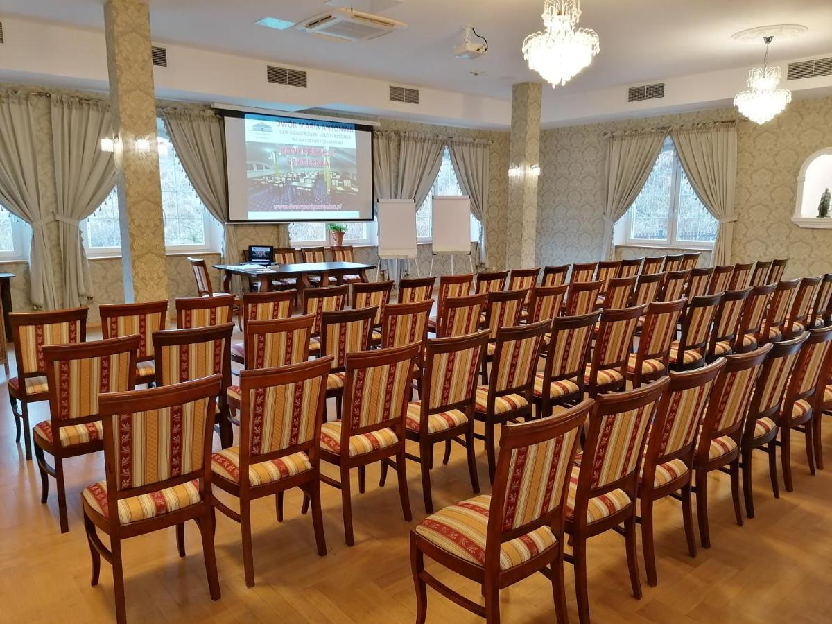 Hotel Dwor Maria Antonina Strzyżów Esterno foto